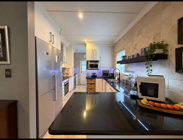 3 BEDROOM TOWNHOUSE FOR SALE IN MIDSTREAM ESTATE
